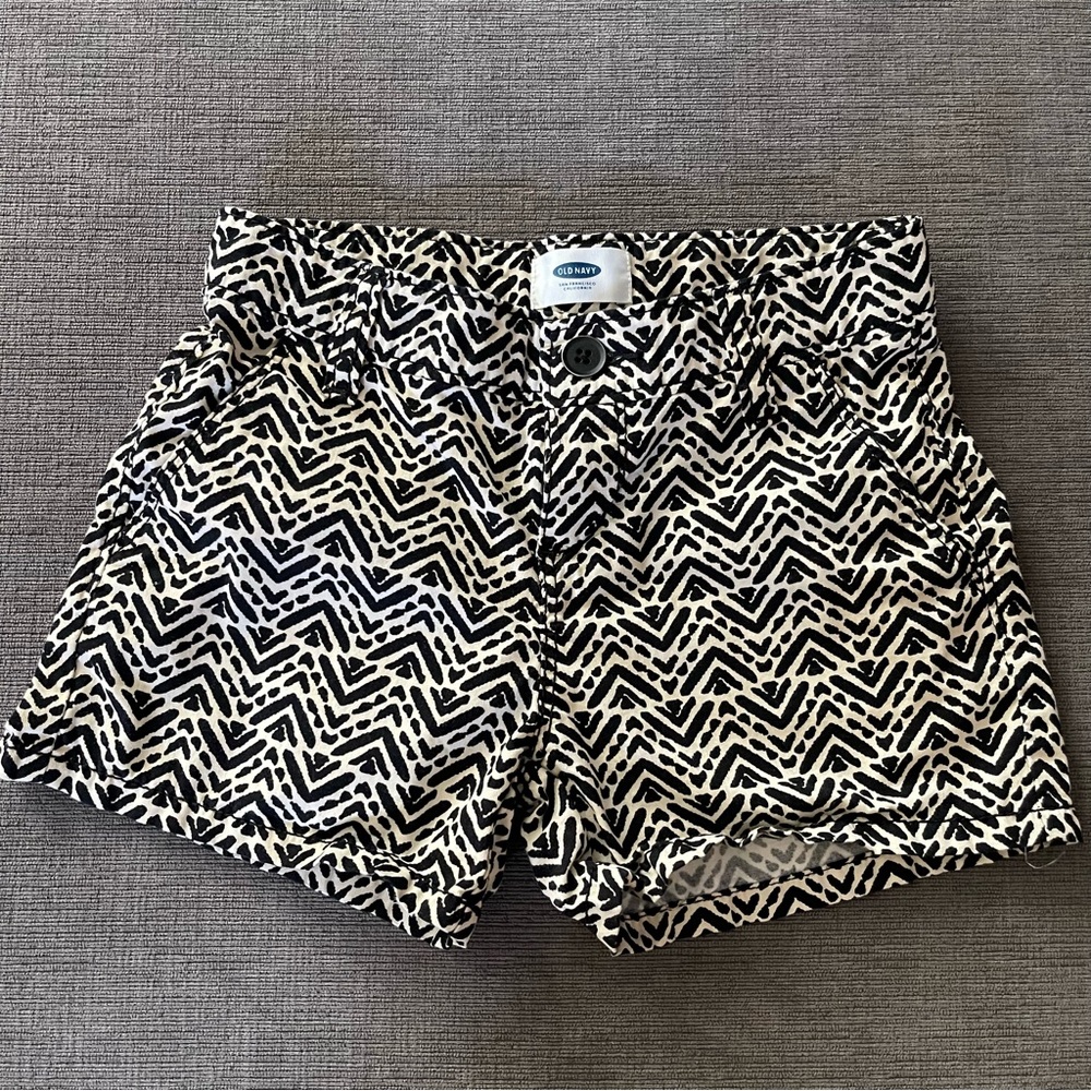 Old Navy Kids Black and Cream Geometric Shorts Size 7